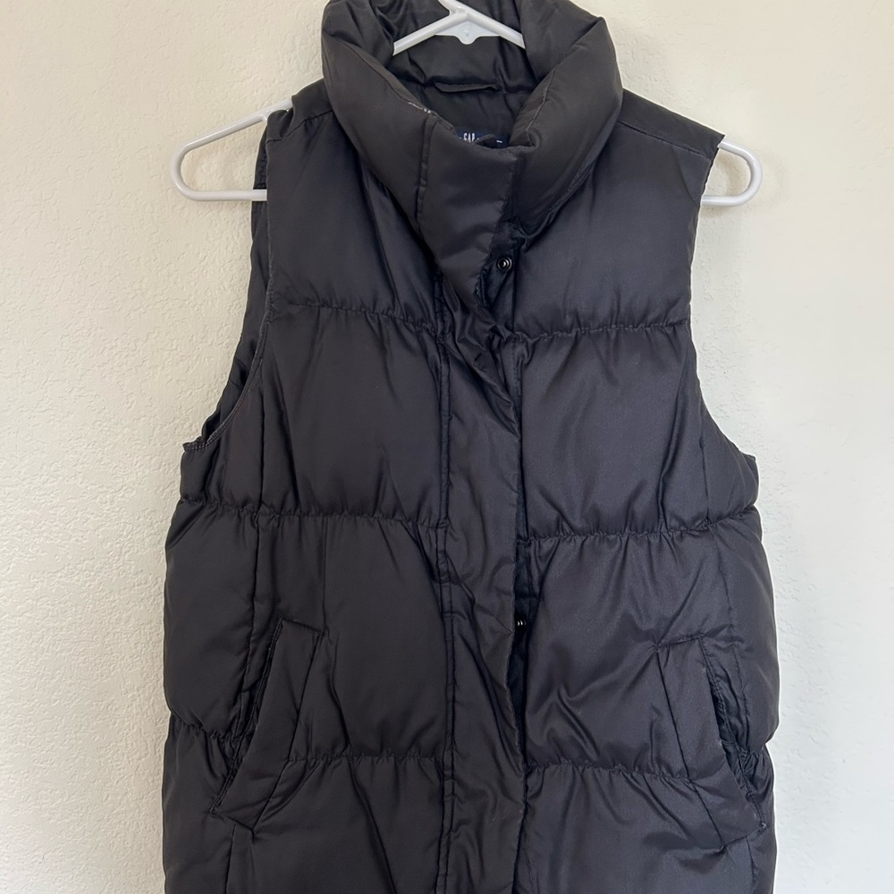 GAP Women's Black Puffer Vest